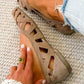 Platte sandalen met open neus en gevlochten kruisbandjes