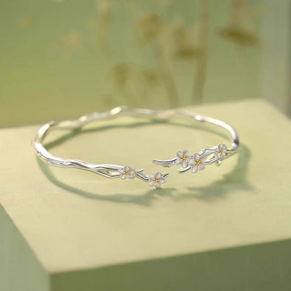 🌸💎 Elegante Open Jasmijnbloem Armband – Tijdloos Bloemenmotief, Comfortabele Slip-On & Lichtgewicht Grace (Perfect als Cadeau)!