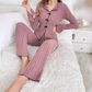 🖤Black Friday topper!✨ Geribbelde Pyjama Set voor Dames – Eleganter Reverskraag, Strikdetail & Flatterend Snijwerk (Zachte Stof, Meerdere Kleuren & Maten S-3XL!)