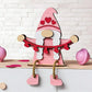 🎉Nieuwjaars Cadeau 50% KORTING!🧝‍♀️Valentijnsdag Houten Kabouter Decoratie : Romantisch Hartjes&Bloemen Ontwerp – Perfect Voor Plank & Cadeau!