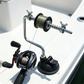 ❄️Zomerfresh 50% Korting!🎣Draagbare Vislijn Spoeler met Zuignap – Anti-Twist Opspoelapparaat met Verstelbare Spanning voor Hengelmolens